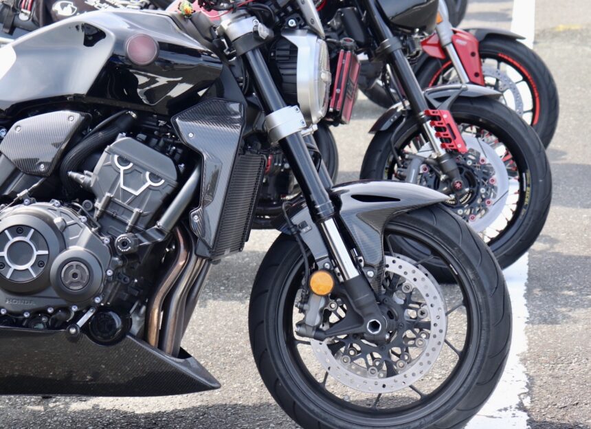 W社:小売業<br>(バイク販売店)<br>従業員数23名 W社:小売業<br>(バイク販売店)<br>従業員数23名